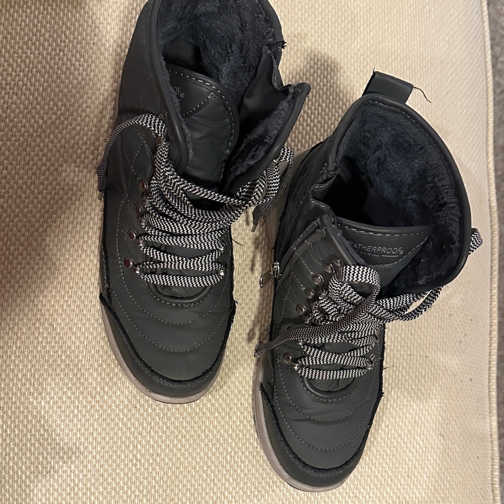 Weatherproof women’s grey side zip/faux fur winter boot/sneaker